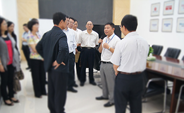 Чэнь Юньсянь, вице-губернатор провинции Гуандун, приехал в компанию Large Power для обучения работе.
